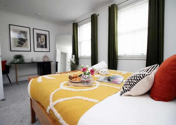 Bath Luxury City Centre 4 Bedroom Townhouse, Sleeps 8, Easy Parking, Private Courtyard Garden, By Empower Homes