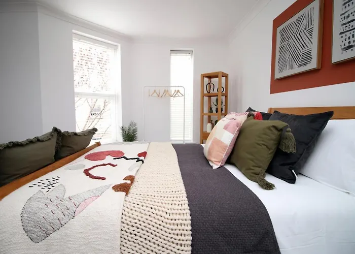 Bath Luxury City Centre 4 Bedroom Townhouse, Sleeps 8, Easy Parking, Private Courtyard Garden, By Empower Homes